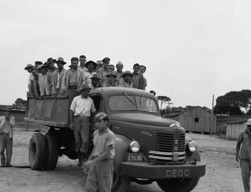 Operários da construção do Palácio do Iguaçu - Década de 1950