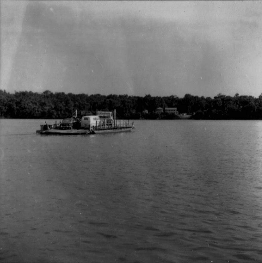 Balsa no Rio Iguaçu, em Medianeira - 1966