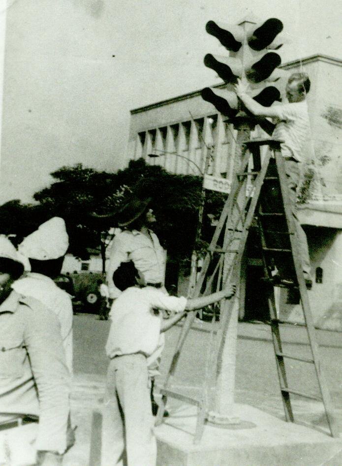 Instalação de semáforo na avenida Brasil, em Maringá - 1958