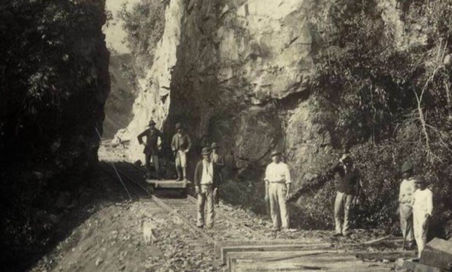 Assentamento de trilhos no Morro do Cadeado, em Morretes - 1880