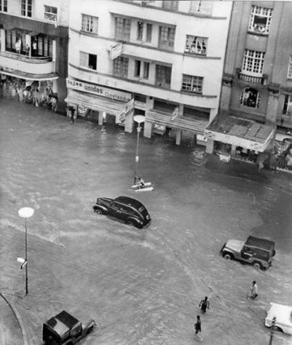 Rua XV de Novembro, em Curitiba, alagada - 1966