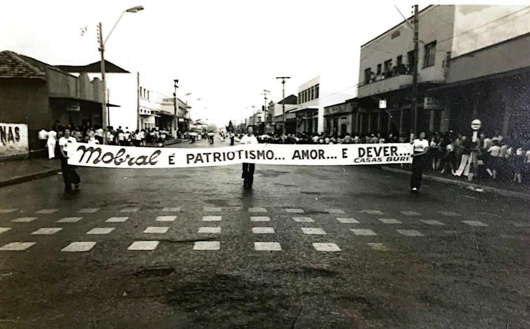 Desfile de 7 de setembro, em Mandaguari - Década de 1970