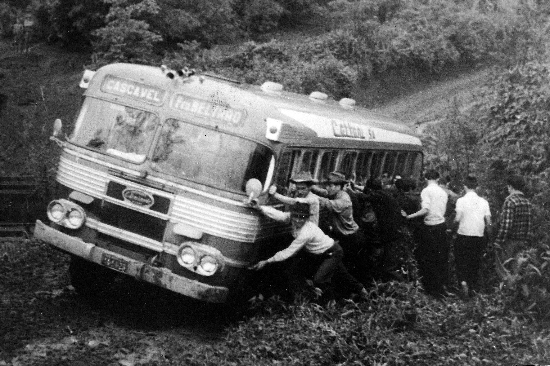 Ônibus da Cattani, em Catanduvas - Década de 1960